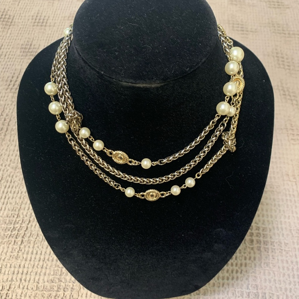 Elegant Faux Gold and Faux Pearl Necklace